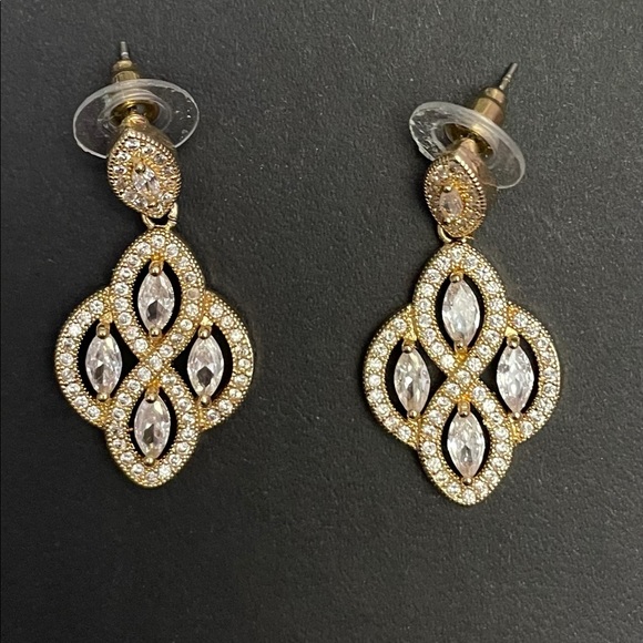 Jewelry - Beautiful gold tone earrings